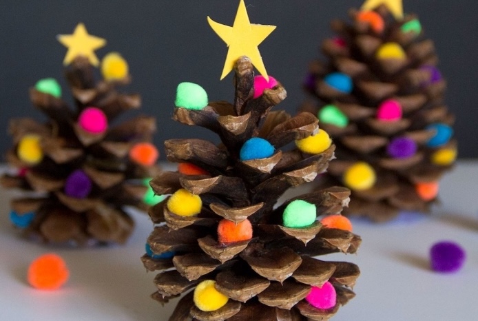 Atelier creatif pommes de pin pompons